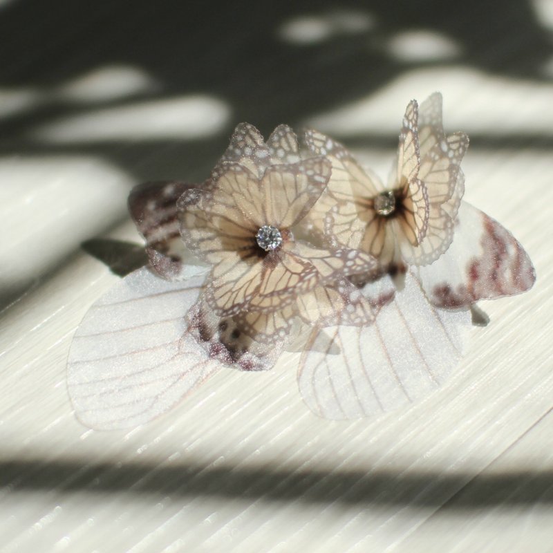 蝴蝶薄紗耳環一對&水鑽925銀耳針式 pierced or clip-on earring - 耳環/耳夾/耳骨夾 - 絲．絹 卡其色