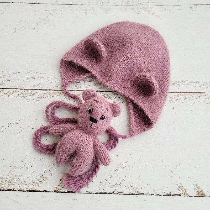 Newborn Mauve Lilac Pink Bear bonnet and stuffed toy, Knitted baby photo prop - 嬰兒手鍊/飾品 - 羊毛 粉紅色