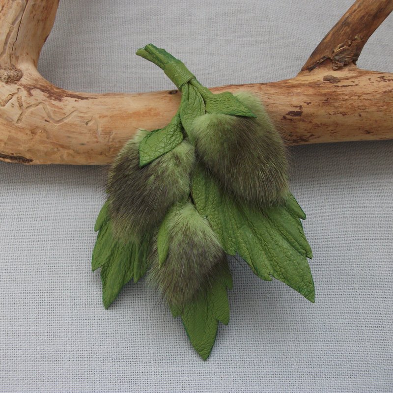 Green branch with leaves made of mink fur - 胸針 - 真皮 綠色