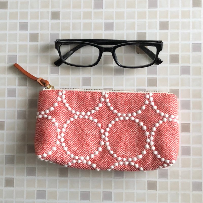 mina perhonen tambourine pouch handmade circle pattern red - กระเป๋าเครื่องสำอาง - ผ้าฝ้าย/ผ้าลินิน สีแดง