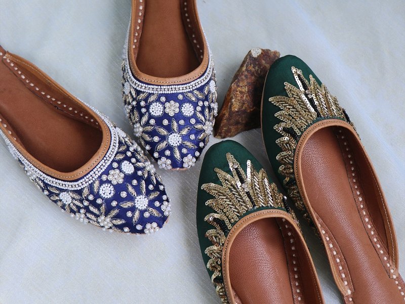 Deep Autumn Blue Indian Retro Hand-embroidered Leather Closed Toe Shoes - อื่นๆ - หนังแท้ สีน้ำเงิน