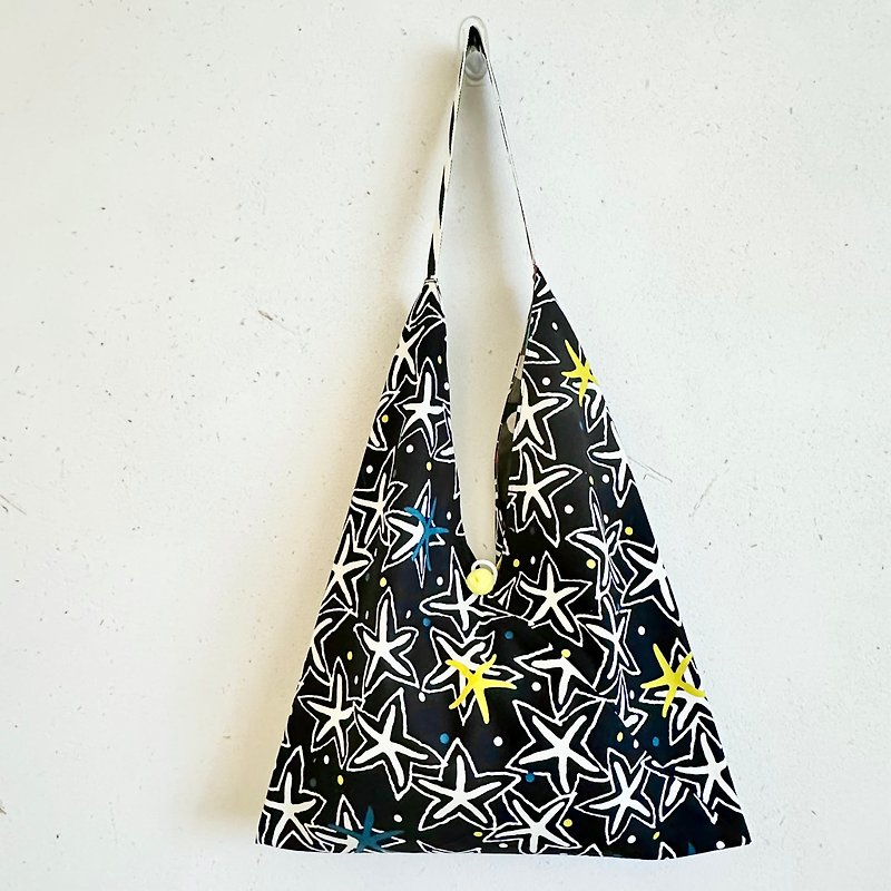 2024 new in stock/Japanese rice dumpling-shaped side backpack/large size/black background with white stars - กระเป๋าแมสเซนเจอร์ - ผ้าฝ้าย/ผ้าลินิน สีดำ