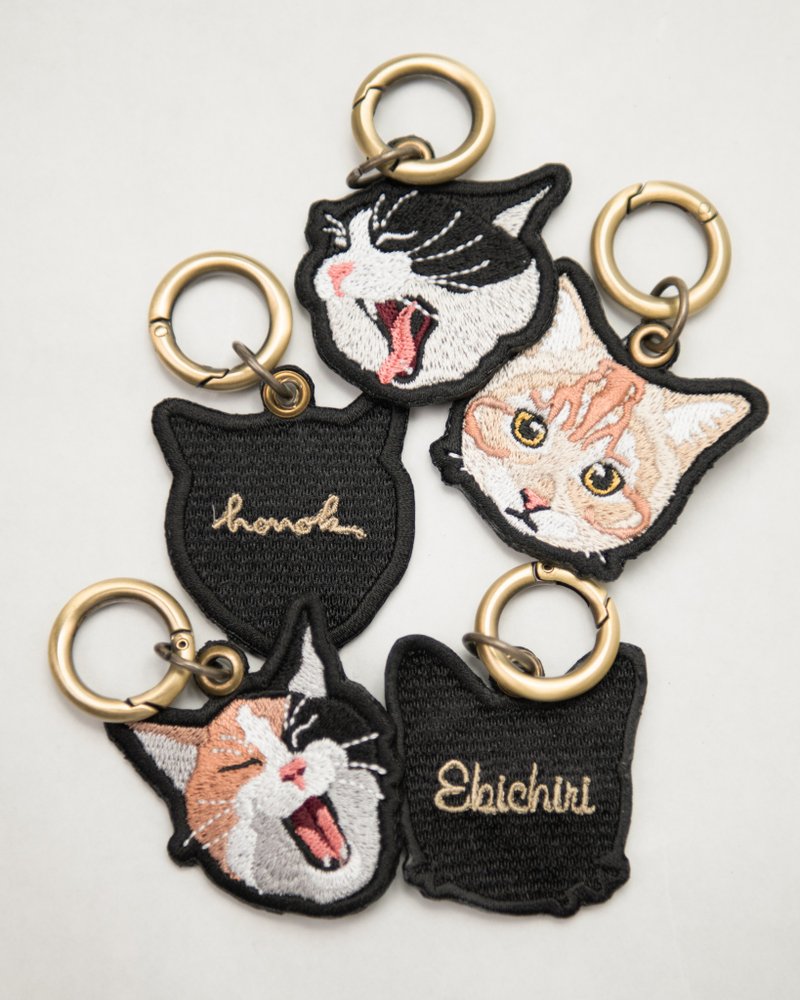 あくびする猫 刺繍キーホルダー 名入れ可能 honok - 鑰匙圈/鑰匙包 - 聚酯纖維 