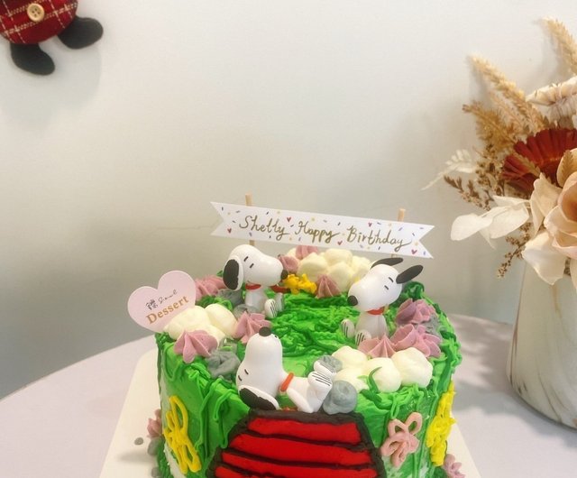 スヌーピーをテーマにした緑の大草原。人形、ドールケーキ