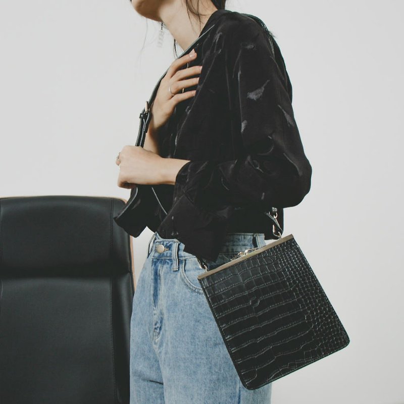 Black 2 color embossed clip retro crocodile embossed clip bag minimalist commute shoulder bag - กระเป๋าแมสเซนเจอร์ - หนังเทียม สีดำ