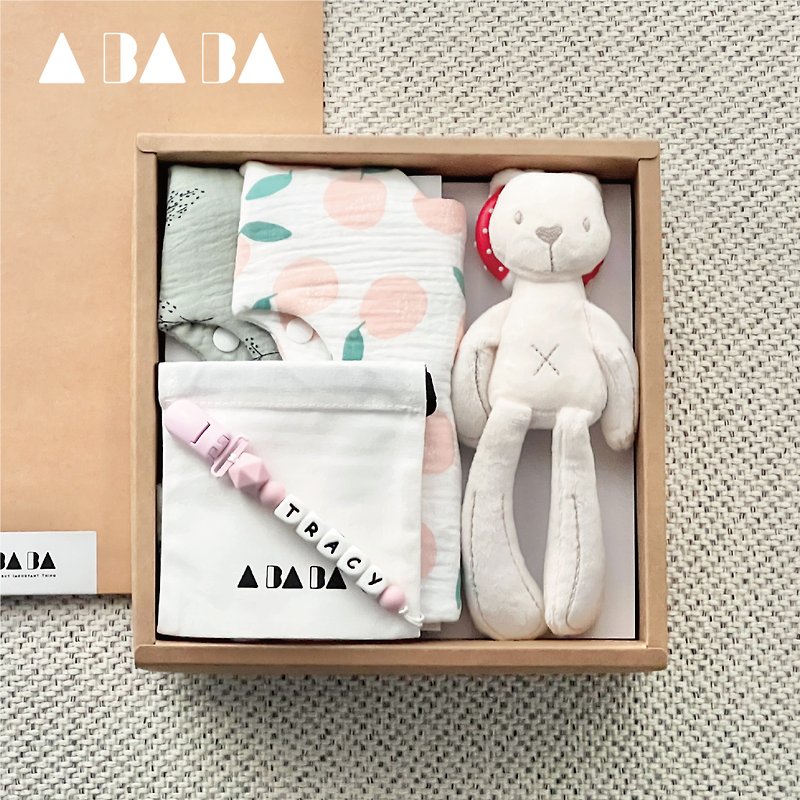 【客製化】嬰兒矽膠奶嘴鏈&口水巾&搖鈴娃娃四入彌月禮盒 - 彌月禮盒 - 棉．麻 