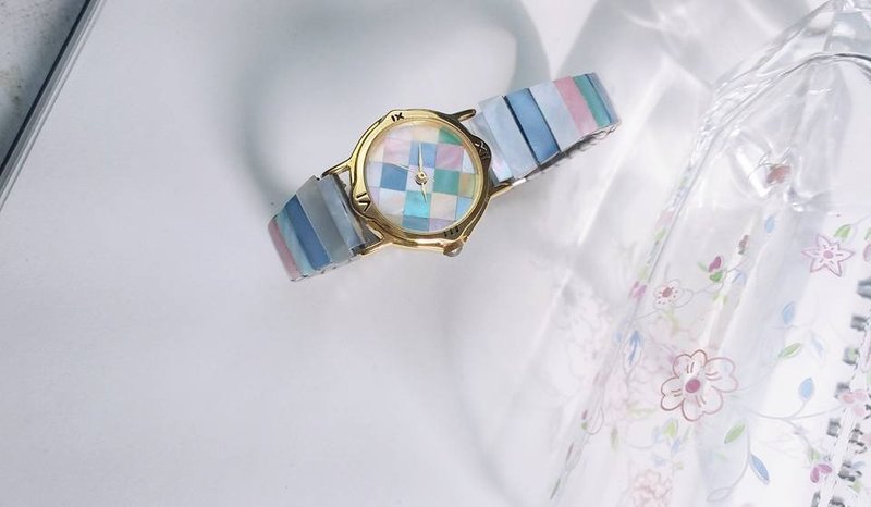 [Lost and find antique models] natural mother of pearl watch Dan Caihong ice cream mixed colors - นาฬิกาผู้หญิง - เครื่องเพชรพลอย หลากหลายสี