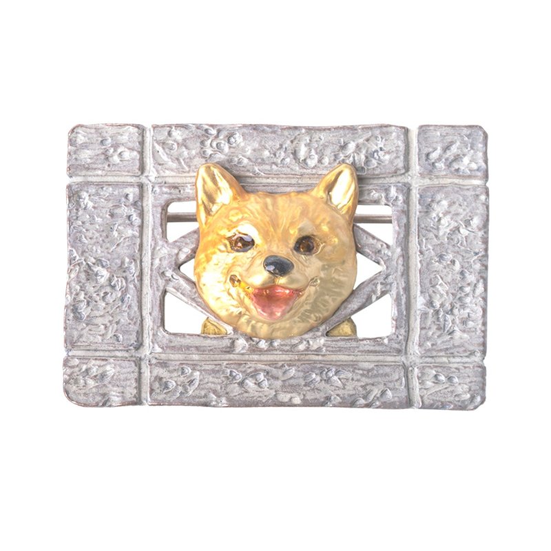 ブロック塀の隙間からブローチ Curious Dog PB172 - 胸針 - 其他金屬 卡其色