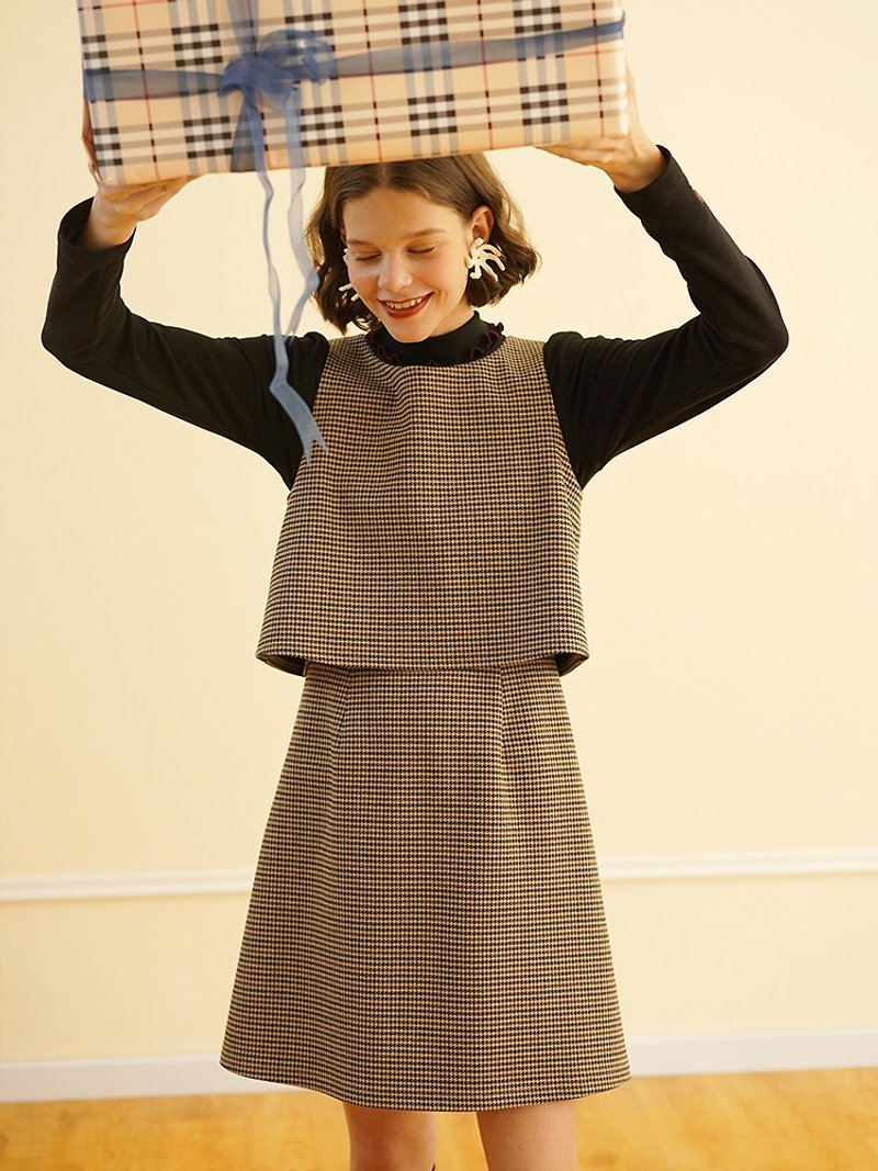 MintCheese independent design retro British girl plaid fake two-piece vest skir - ชุดเดรส - ผ้าฝ้าย/ผ้าลินิน สีกากี