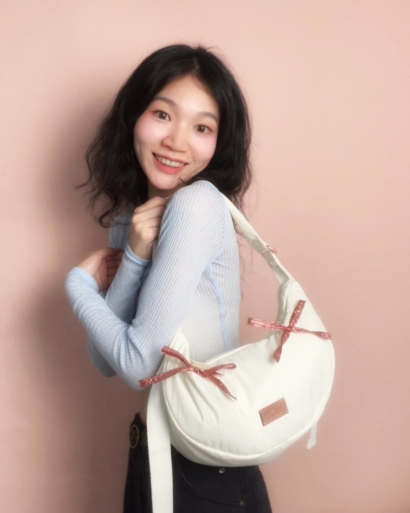 【DOUGHNUT】Water-repellent shoulder/cross-body small Peng Peng half-moon bag with sweet bow-white x pink SE - กระเป๋าแมสเซนเจอร์ - ไนลอน ขาว