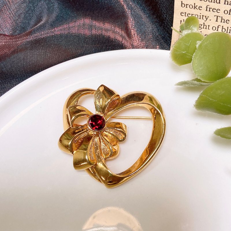 【西洋古董飾品】精美曲面愛心 蝴蝶結綁帶小花 紅萊茵石胸章胸針 - 胸針 - 貴金屬 金色