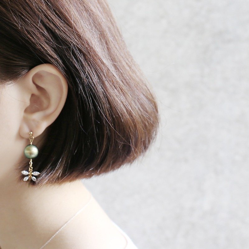 Symphony of Green :: clip-on earrings can be changed - Earrings / one pair / Bronze earrings / fashion retro / birthday gift / earrings custom designs - ต่างหู - วัสดุอื่นๆ สีเขียว