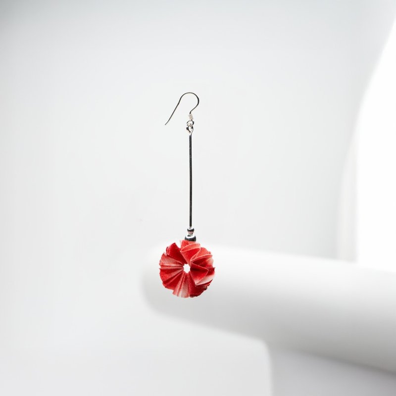 Moon Crescent Fabric Earrings - White Red - 耳環/耳夾/耳骨夾 - 棉．麻 紅色