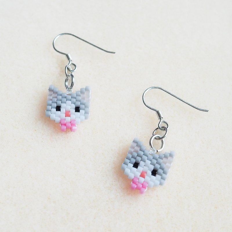 Cat beaded earring with pink bow - 耳環/耳夾 - 其他材質 多色