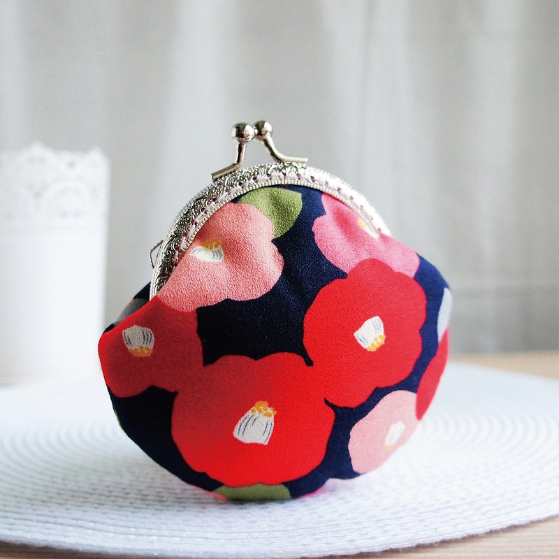 Lovely [Japanese fabric order] pink & big red camellia, chrysanthemum flower mouth gold coin purse, dark blue bottom - กระเป๋าใส่เหรียญ - ผ้าฝ้าย/ผ้าลินิน สีน้ำเงิน