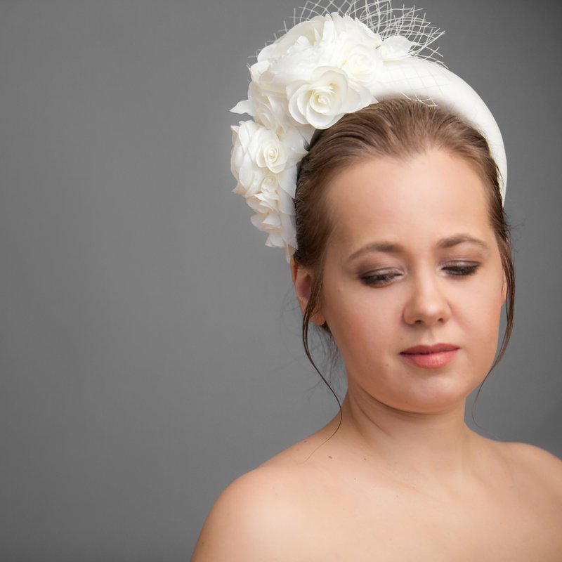 Padded bridal headband Duchess of Cambridge style. Ivory bridal fascinator. - 髮箍/髮帶 - 其他材質 白色