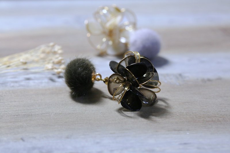 Hanakin flower gold products black hand made jewelry earrings pair - autumn and winter limited - ต่างหู - เรซิน สีดำ