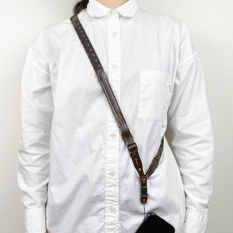 手機斜背帶-2cm舒適-麻葉褐-日本和服禮服布-沉穩古典 - 掛繩/吊繩 - 棉．麻 多色