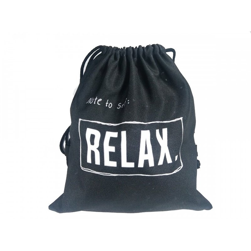กระเป๋าเป้หูรูด ผ้าพิมพ์ลาย สีดำ พิมลาย RELAX. - กระเป๋าเป้สะพายหลัง - ผ้าฝ้าย/ผ้าลินิน สีดำ