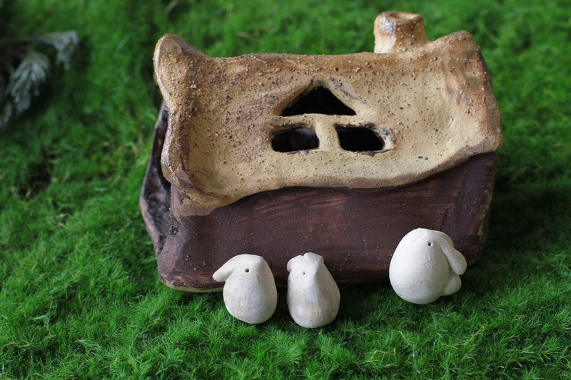 Hand-kneaded longhouse-shaped ceramic candlestick/incense burner - เทียน/เชิงเทียน - ดินเผา สีนำ้ตาล