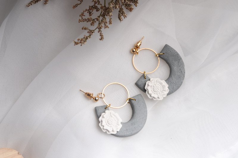 Handmade Dry Pressed Flower Resin Earrings, Real Flower Jewelry - 耳環/耳夾/耳骨夾 - 植物．花 灰色