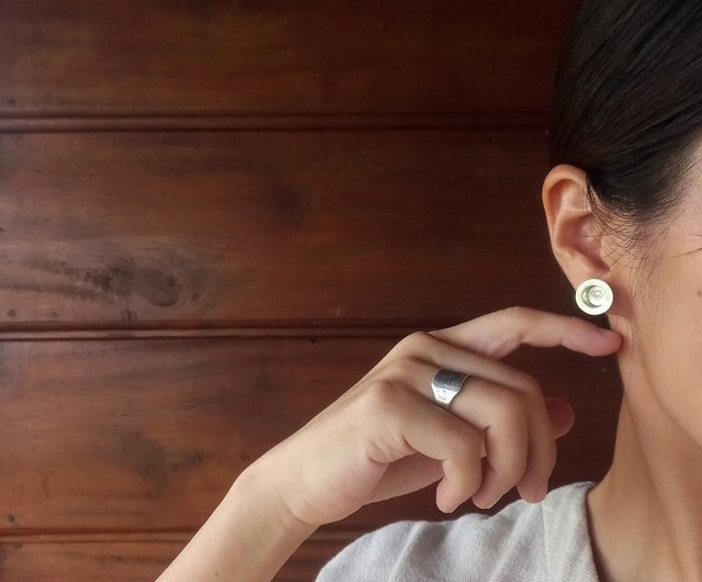 4wayクラシック花印カレンシルバーピアス 白房・藍染め房