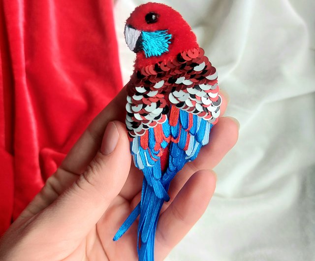 オウム刺繡ブローチ、赤青手刺鳥コンゴウインコブローチピン