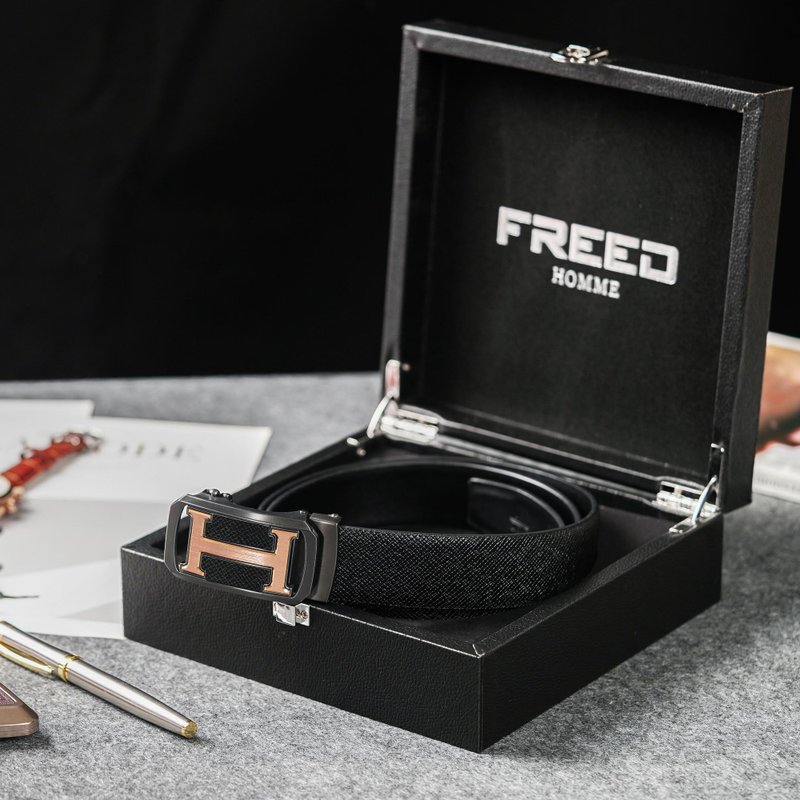 【FREED】金屬拚色英文字母扣商務休閒頭層牛皮皮帶 - 腰帶/皮帶 - 真皮 黑色