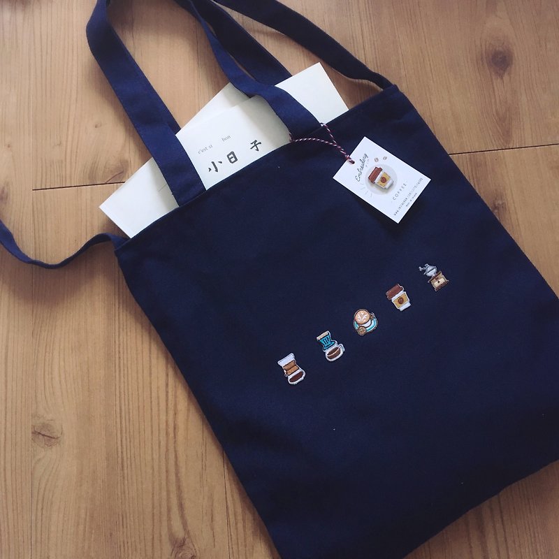 刺繍帆布バッグ | コーヒー | ピンバッジ付き | Littdlework - ショルダーバッグ - コットン・麻 ブルー