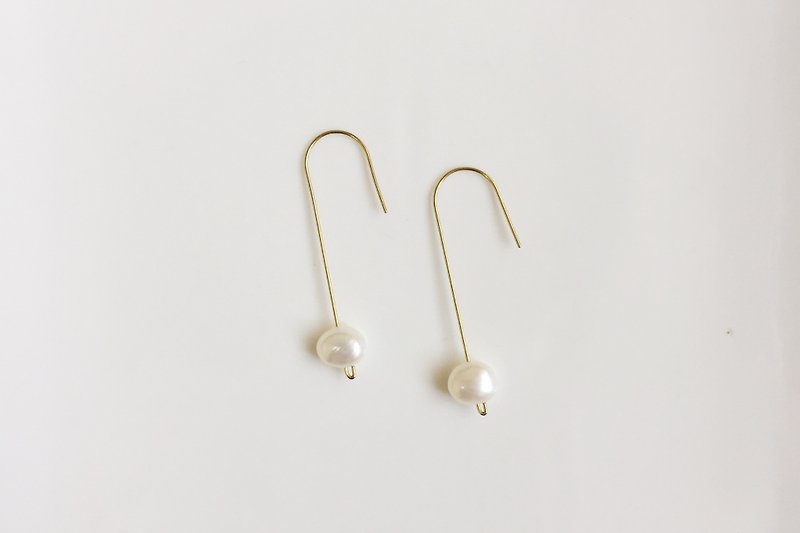 打勾勾 大珍珠黃銅造型耳環 - 耳環/耳夾 - 寶石 白色