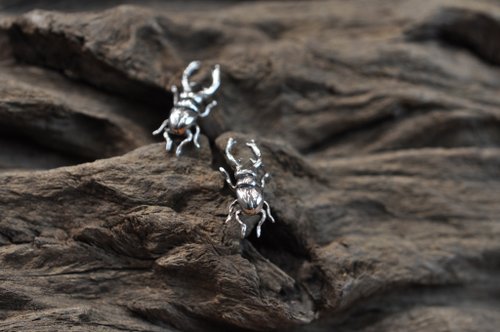 二毛銀（Nimou Jewelry） 二毛銀【昆蟲蜜蜂系列─鍬形蟲-耳針】銀 or 染黑 or 古銅