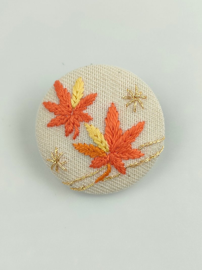 Autumn leaves Orange maple embroidery brooch - เข็มกลัด - ผ้าฝ้าย/ผ้าลินิน สีส้ม