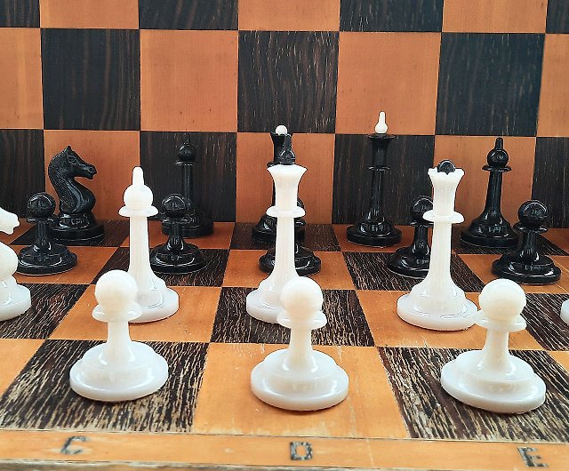 ソビエト プラスチック チェスの駒 ホワイト ブラック - 8.5 cm キング ...
