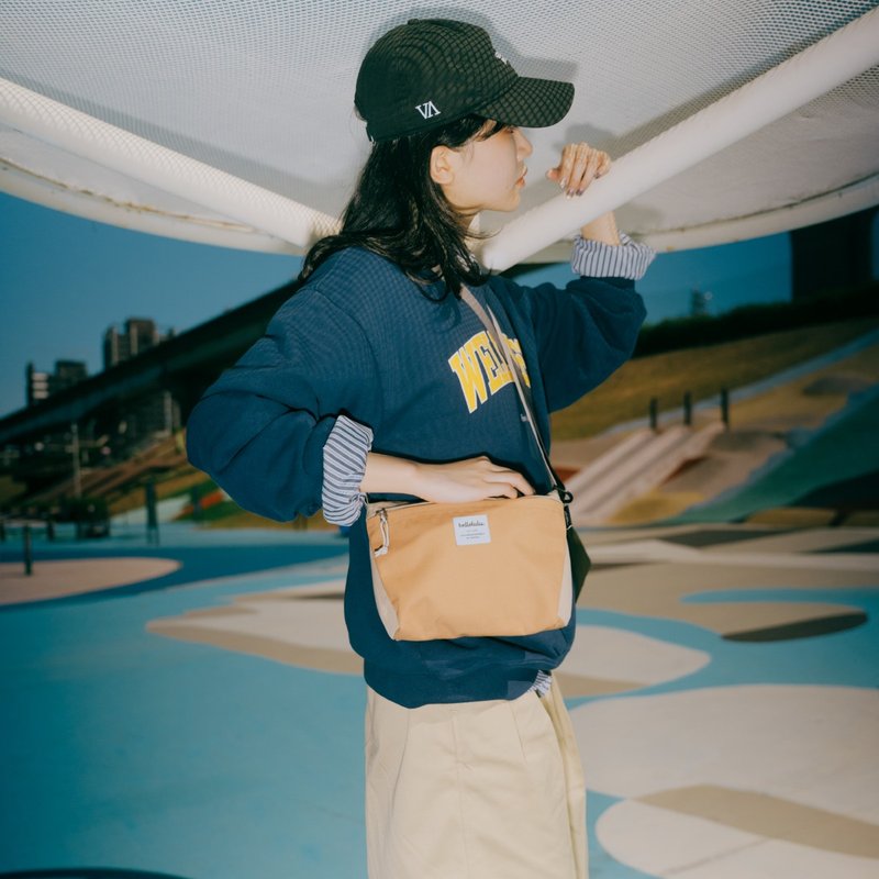 【新色】簡約輕巧斜背包CANA ECO日常旅行小袋子 (霧卡其/焦糖) - 側背包/斜孭袋 - 環保材質 多色