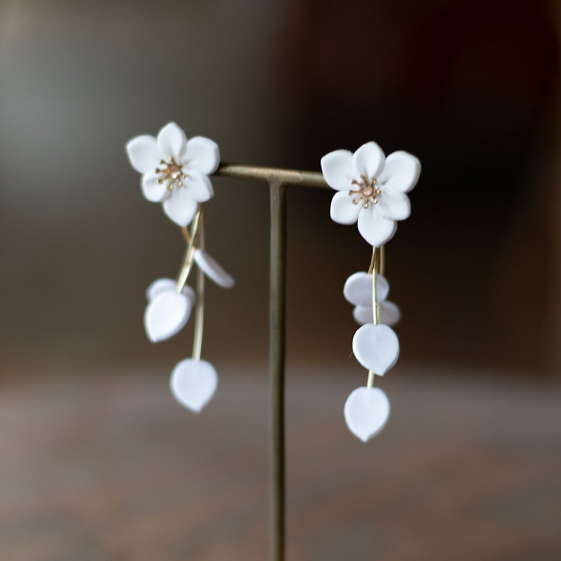 2way / fluttering flower petals, earrings / white - Earrings & Clip-ons - Clay White