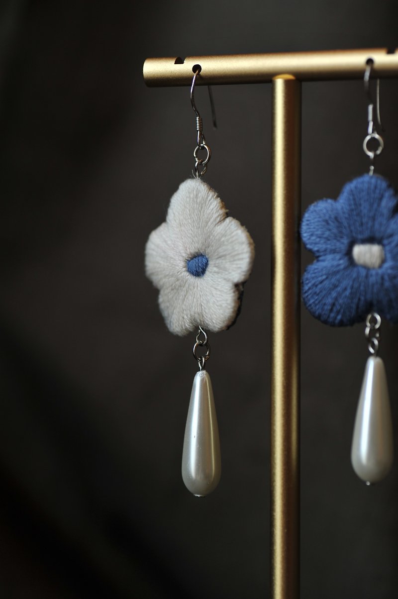 Soft little flower earrings - ต่างหู - งานปัก 