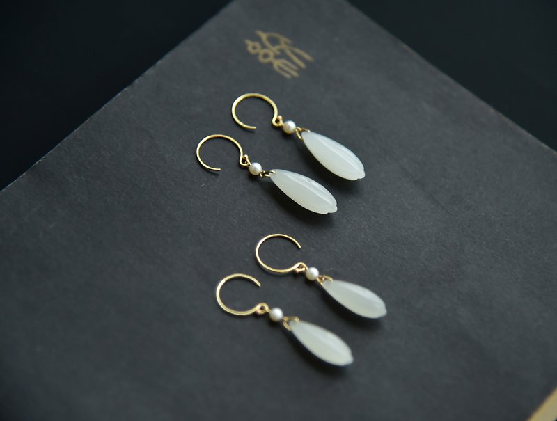 [Magnolia] Natural Hetian Jade Qinghai White Jade Carved Magnolia Classical Romantic Earrings - Earrings & Clip-ons - Jade White