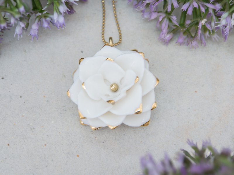 Thai Blossom ~ white & gold porcelain flower pendant ~ size M - สร้อยคอ - ดินเผา ขาว