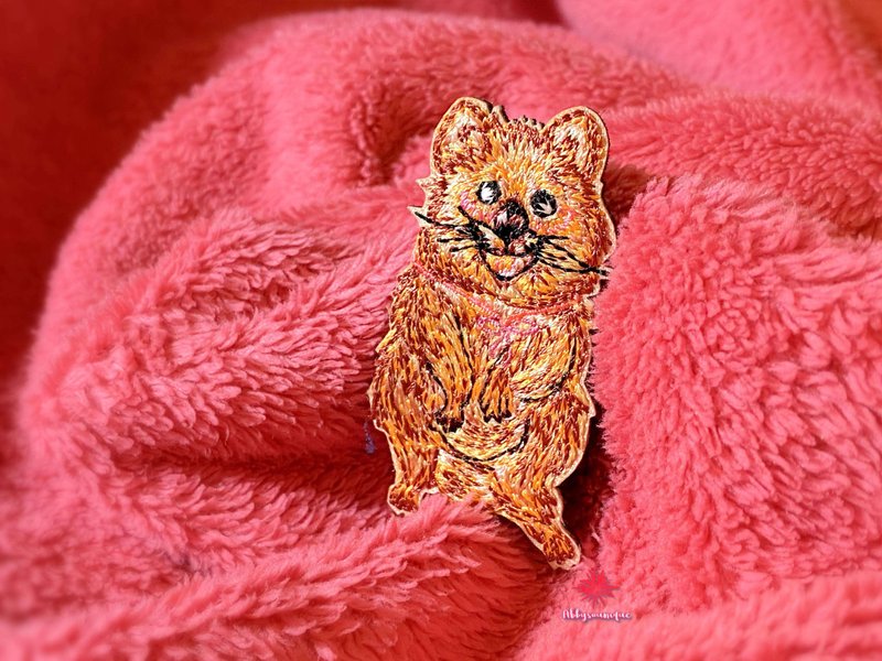 【情人節禮物首選】短尾袋鼠Kakka刺繡別針 - 徽章/別針 - 棉．麻 卡其色