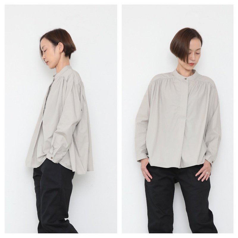 Carl shirts / sky gray | Pullover type shirt/blouse with plenty of gathers and a fluffy silhouette | Light gray - Women's Shirts - Cotton & Hemp Gray