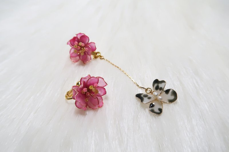 Miss Paranoid Paranoia Miss Little Peach Blossom and Butterfly Asymmetric Dangle Earrings 925 Silver Needle - ต่างหู - เรซิน สึชมพู