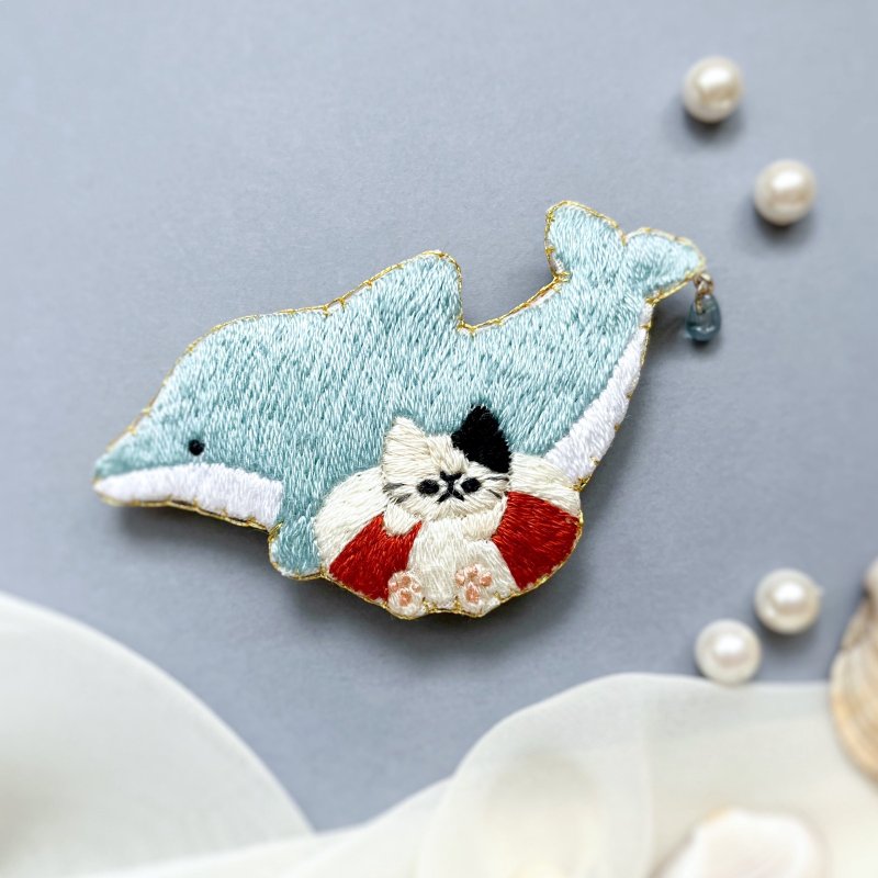 Embroidery brooch of a cat playing with a dolphin - Brooches - Thread Blue