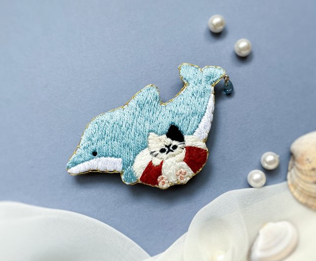 イルカと遊ぶ猫の刺繍ブローチ - ショップ ちむねこ ブローチ