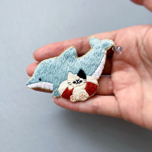 イルカと遊ぶ猫の刺繍ブローチ - ショップ ちむねこ ブローチ