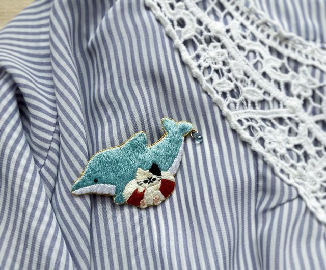 イルカと遊ぶ猫の刺繍ブローチ - ショップ ちむねこ ブローチ
