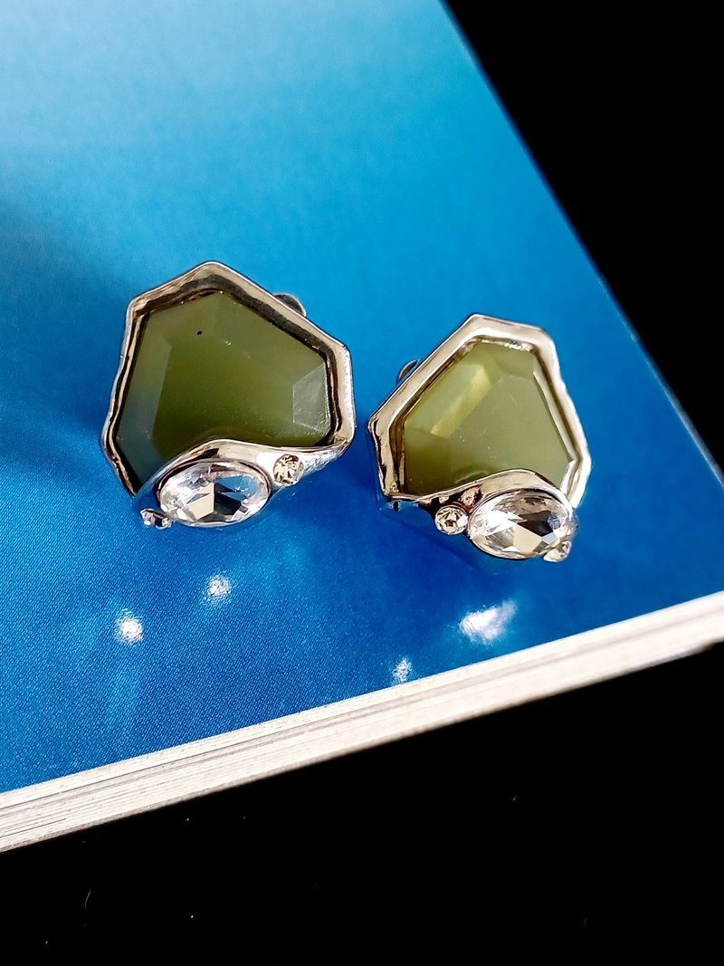 vintage jewelry elegant dark green plastic geometric clip-on earrings - ต่างหู - โลหะ 