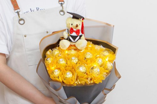 幸福朵朵 婚禮小物 花束禮物 畢業花束 畢業熊+豪華版金莎18顆花束 附燈串 低調金 A012