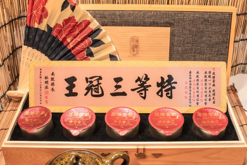 雨曦 覓境東方美人特A級一芯二葉真空膠囊松木禮盒(伴手禮附提袋)