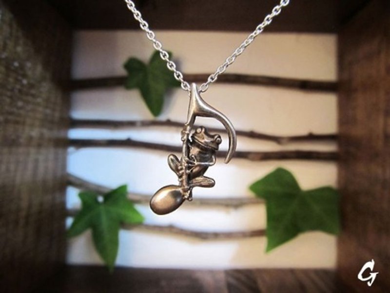 Frog pendant that can be grasped by musical notes - Necklaces - Sterling Silver 
