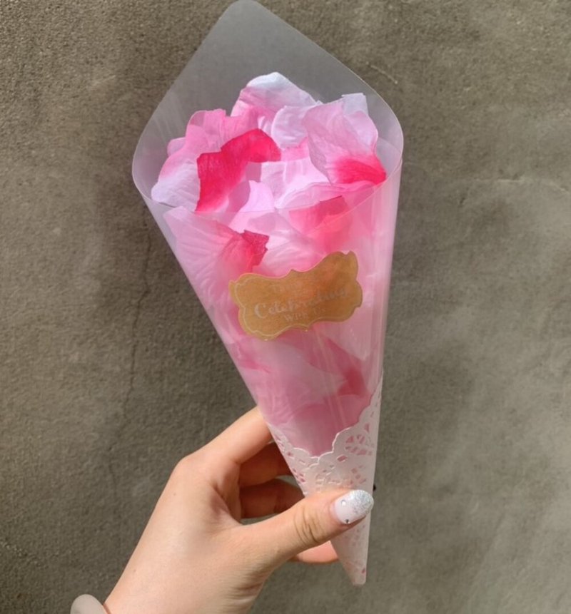 【Essential Petal Cones for a Romantic Wedding】Rose Petal Favors, Artificial Rose Petals - ของวางตกแต่ง - พืช/ดอกไม้ 
